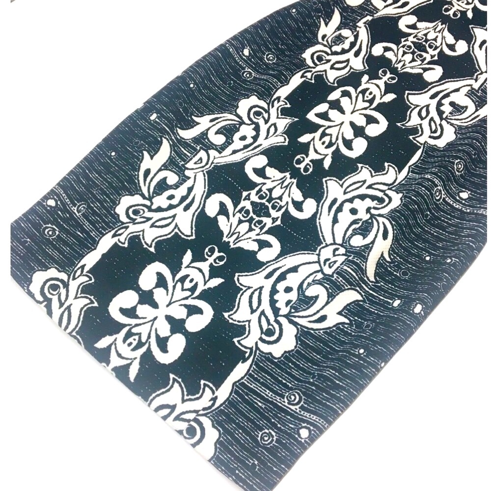 Body Slimming Black & White Shift Dress - Picture 5 of 11